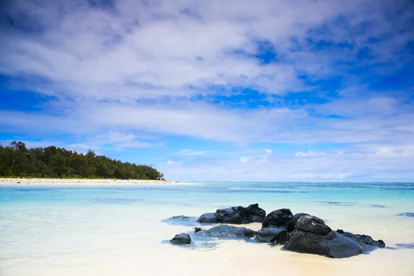 Τροπικό Παράδεισο Λευκή Αμμουδιά Καταγάλανα Ωκεανό Και Μπλε Ουρανό — Φωτογραφία Αρχείου