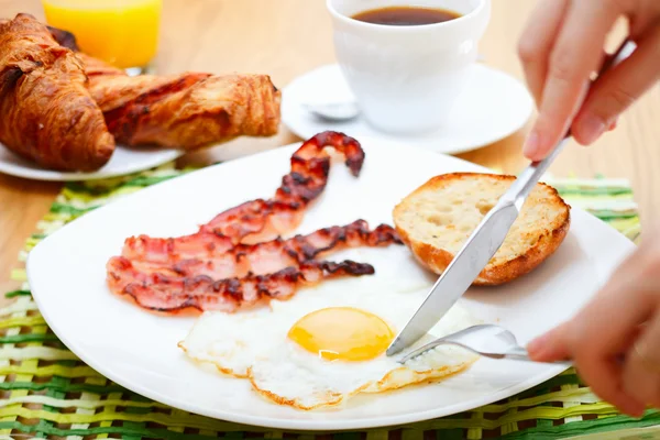 Pyszne Śniadanie Smażone Jajka Bekon Tosty Rogaliki Soki Kawę — Zdjęcie stockowe