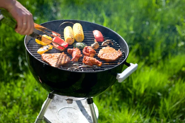 在夏季周末烧烤 新鲜的肉和蔬菜烤架上准备 — 图库照片
