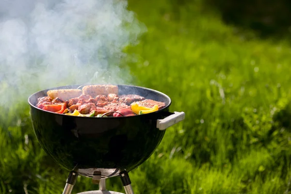 Grilling Sommerhelgen Ferskt Kjøtt Ferske Grønnsaker Tilberedt Grill – stockfoto