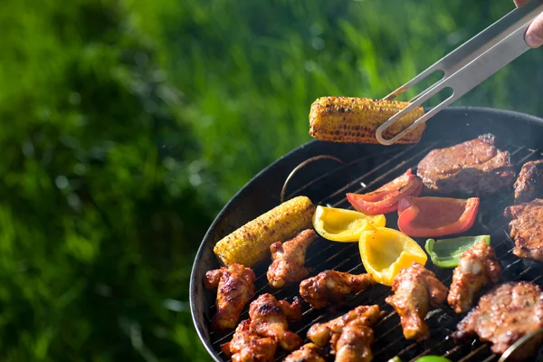 Grillen Sommerwochenende Frisches Fleisch Und Gemüse Auf Dem Grill — Stockfoto