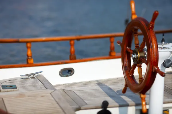 Drewniane Koła Luksusowy Jacht — Zdjęcie stockowe