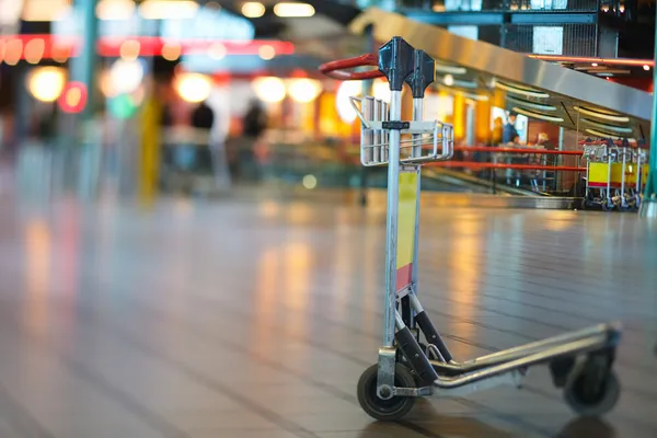 Gepäckwagen am Flughafen — Stockfoto