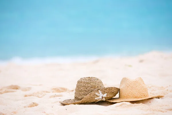Dois Chapéus Palha Praia Tropical Areia Branca — Fotografia de Stock