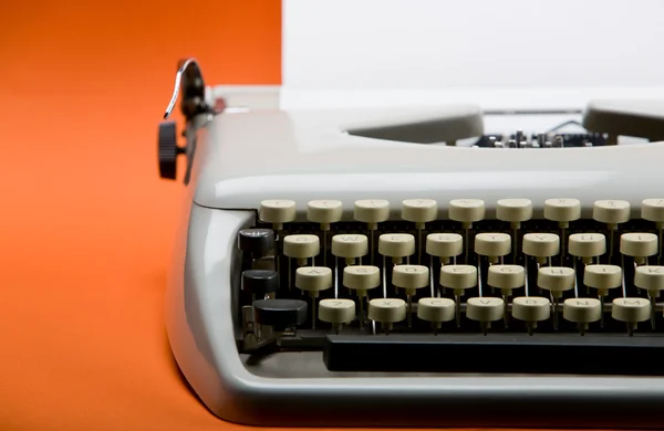 Oude Stijl Schrijfmachine Met Ingevoegde Blanco Papier Oranje Achtergrond — Stockfoto