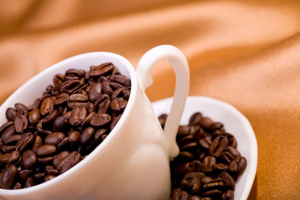 Verse Aromatische Koffie Bonen Witte Keramische Cup — Stockfoto