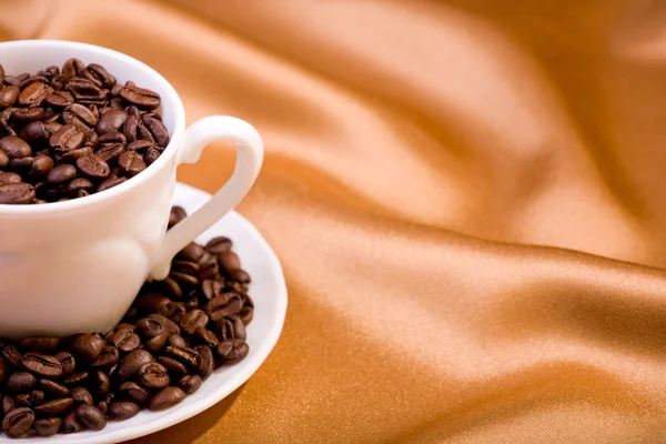 Čerstvé Aromatické Kávová Zrna Bílý Keramický Pohár — Stock fotografie