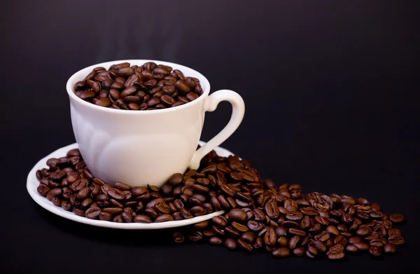 Świeże Ziarna Kawy Aromatyczne Biały Ceramiczny Kubek — Zdjęcie stockowe