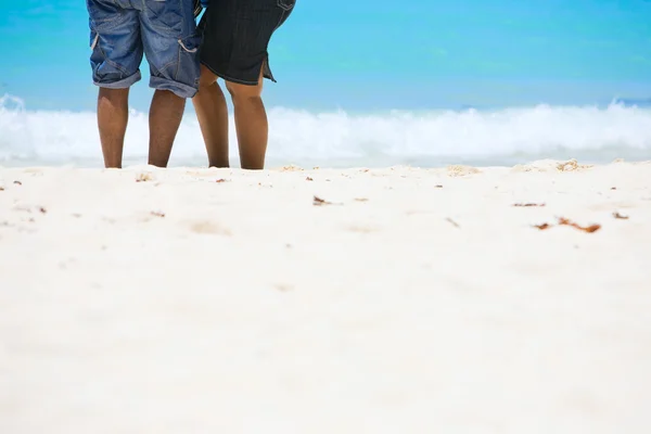 白い砂のビーチの上のアフリカ系アメリカ人のカップル — ストック写真