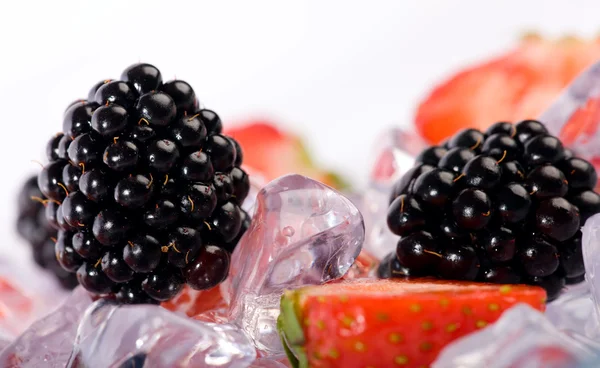 아이스 딸기와 블랙베리 신선한 딸기와 조각으로 블랙베리 — 스톡 사진
