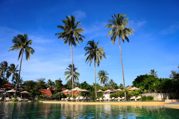 美丽的游泳池在豪华热带度假村 — 图库照片
