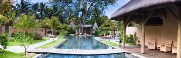 美丽的健身区和豪华的度假村游泳池的全景图 — 图库照片