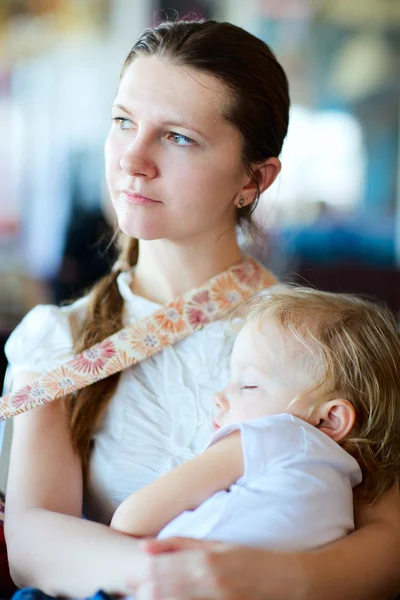 Junge Mutter Hält Ihre Schlafende Tochter Flughafen Fest Während Sie — Stockfoto