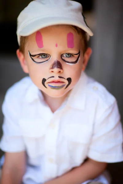 Мальчик с раскрашенным лицом — стоковое фото