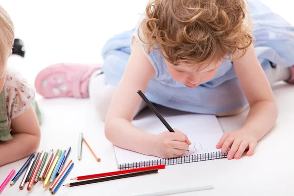 Petite Fille Dessinant Avec Des Crayons Isolé Sur Blanc — Photo
