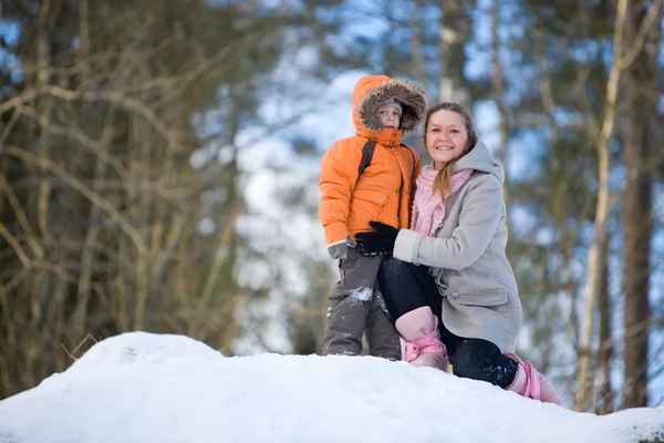 Winter Weekend Moeder Zoon Mooie Winter Dag Buitenlucht — Stockfoto