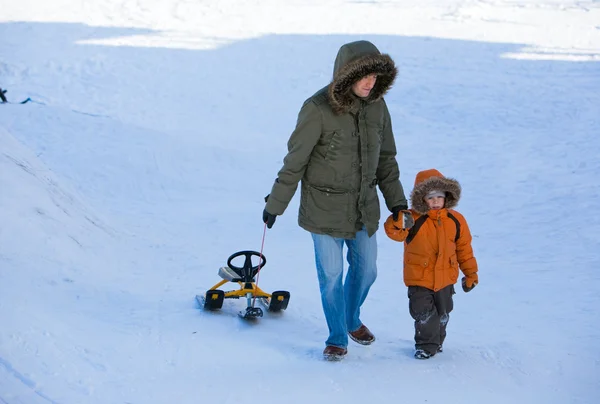 冬季周末 父亲和儿子在美丽的冬天天雪橇 — 图库照片