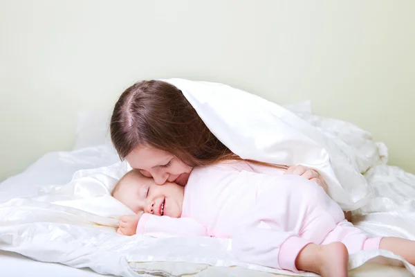 Junge Mutter Und Kleines Mädchen Spielen Bett — Stockfoto