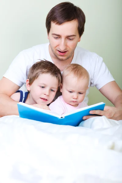 Οικογενειακή ανάγνωση — Φωτογραφία Αρχείου