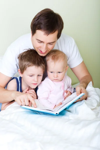 Junger Vater Und Zwei Kinder Lesen Buch Bett — Stockfoto