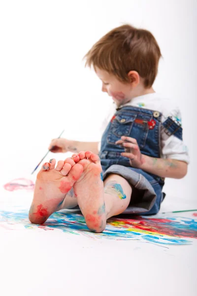 Rolig Bild Söta Gammal Pojke Målning Vit Bakgrund Fokusera Fötter — Stockfoto