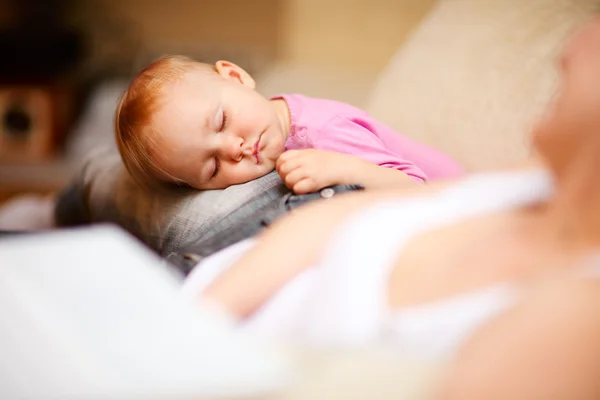 Ritratto Adorabile Bambina Mesi Abiti Casual Che Dorme — Foto Stock