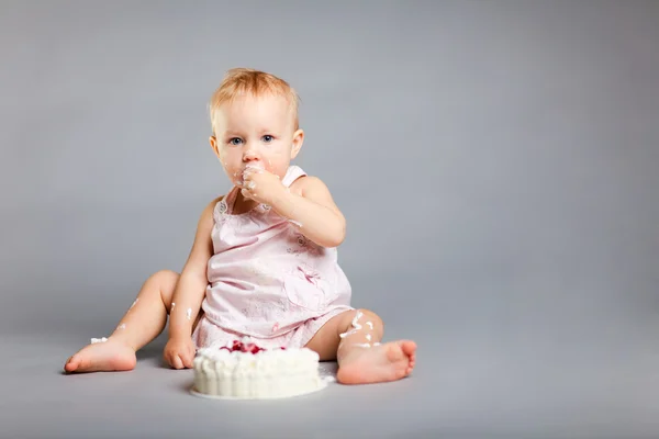 Carino Bambina Mangiare Sua Prima Torta Compleanno — Foto Stock