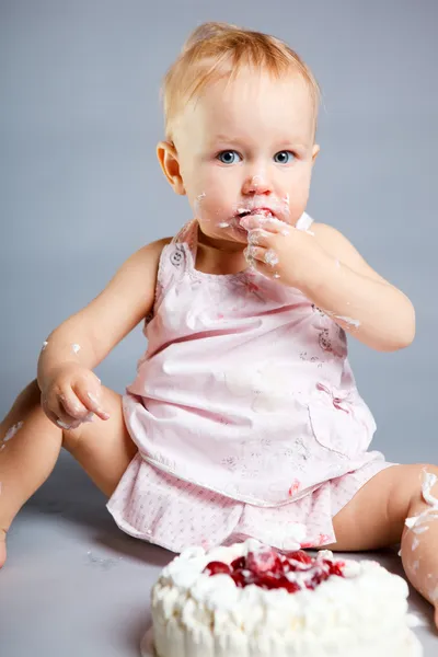 Schattig Klein Meisje Haar Eerste Cake Van Kindverjaardag Eten — Stockfoto