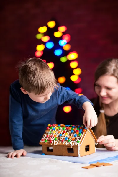 Family Decorating Gingerbread House Christmas Eve — Stock Photo, Image