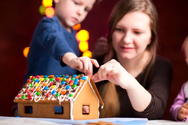 Family Decorating Gingerbread House Christmas Eve Focus House — Stock Photo, Image