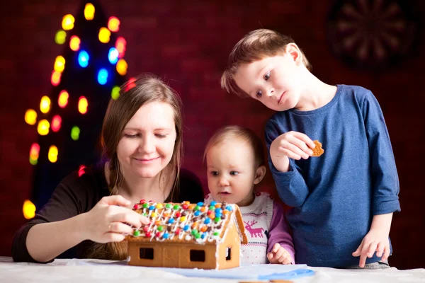 Family Decorating Gingerbread House Christmas Eve — Stock Photo, Image