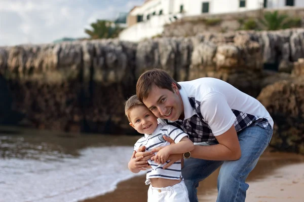 Feliz padre e hijo divirtiéndose al aire libre — Foto de Stock