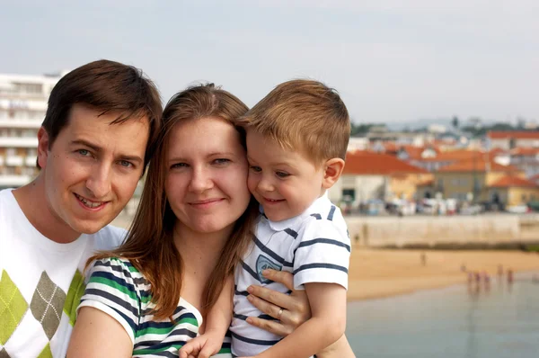 Ευτυχισμένη οικογένεια τριών στον ευρωπαϊκό προορισμό — Φωτογραφία Αρχείου