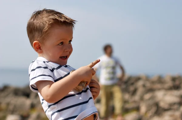Маленький Милый Мальчик Играет Открытом Воздухе Указывая Своего Отца Заднем — стоковое фото