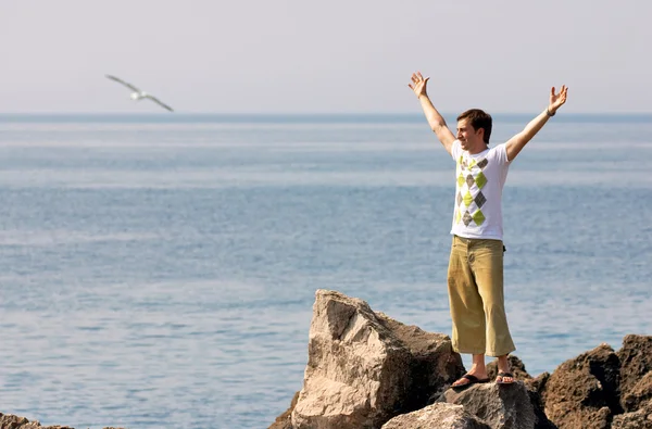Свобода Щасливий Молодий Чоловік Стоїть Вершині Гори Океаном Фоні — стокове фото
