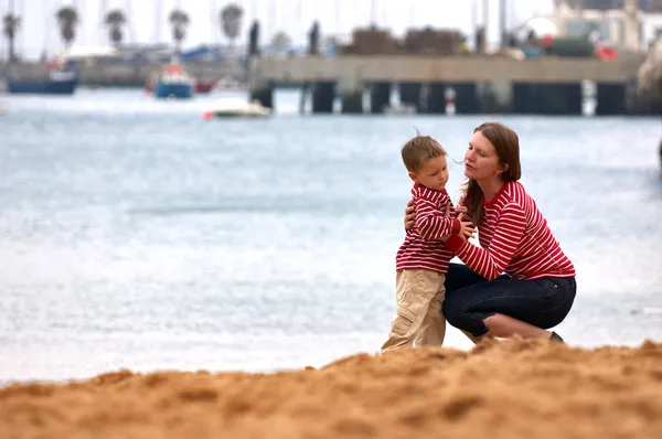 Madre e hijo jugando juntos al aire libre — Foto de Stock