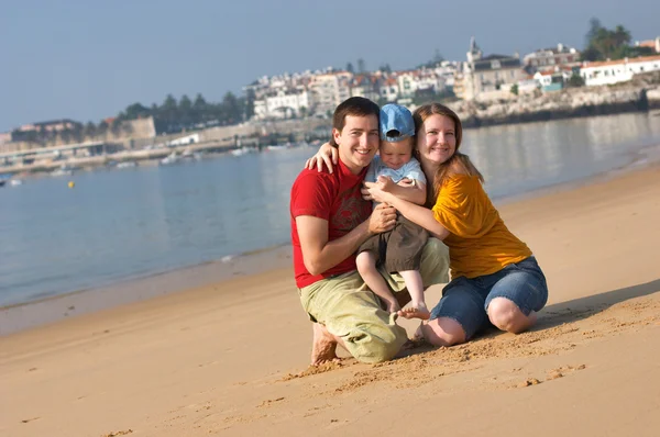 年轻家庭幸福的三个在沙滩很开心 — 图库照片