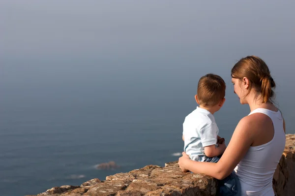 Madre e hijo disfrutando de hermosas vistas — Foto de Stock