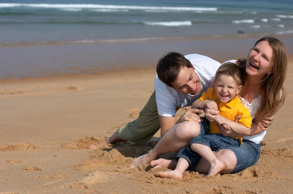 Famiglia Felice Tre Che Divertono Spiaggia — Foto Stock