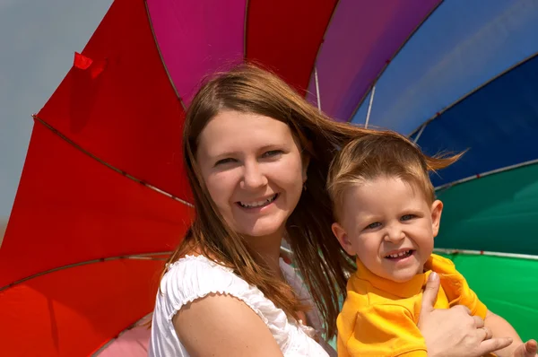 Зависит Погодных Условий Счастливая Молодая Женщина Ребенок Ярко Окрашенным Зонтиком — стоковое фото