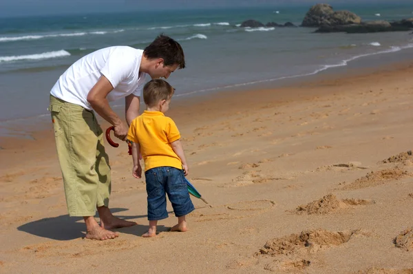 Šťastný Otec Syn Kreslení Obrázek Písečné Pláži — Stock fotografie