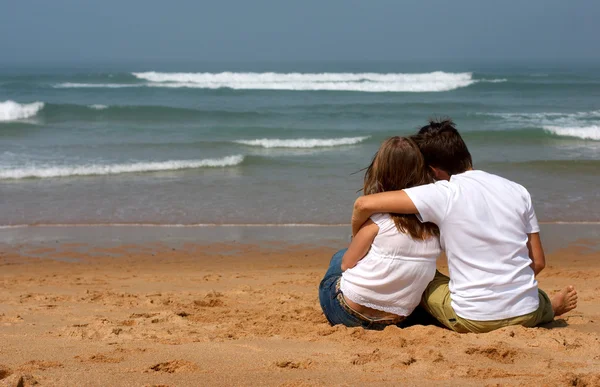 Romantic Young Couple Casual Clothes Sitting Sandy Beach Looking Ocean — Stock Photo, Image
