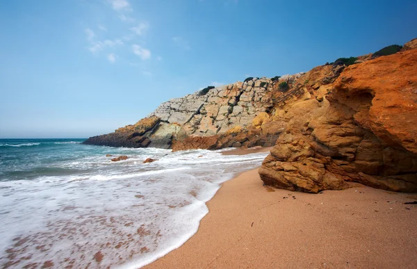 砂浜のビーチと山脈の素晴らしいビュー — ストック写真