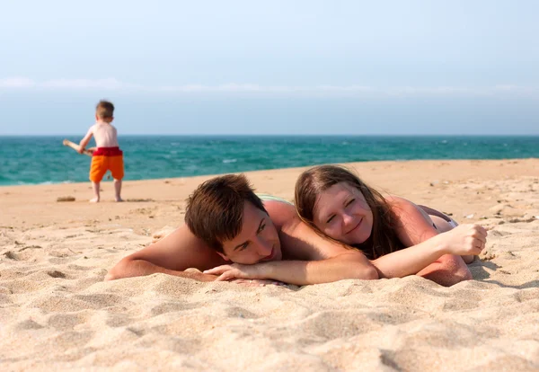 Divertimento in famiglia in spiaggia — Foto Stock