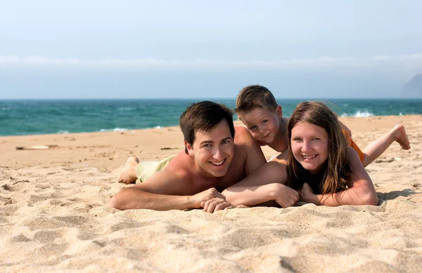 幸福的家庭 三个在沙滩上很开心 — 图库照片