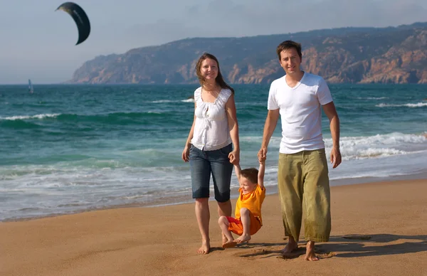 Ευτυχισμένη Οικογένεια Τριών Διασκεδάζοντας Περπάτημα Κατά Μήκος Της Παραλίας — Φωτογραφία Αρχείου