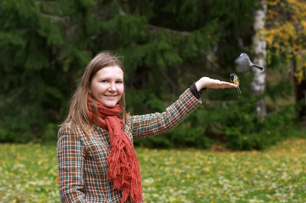Beautiful Young Woman Feeding Birds Park Sunny Fall Day — Stock Photo, Image