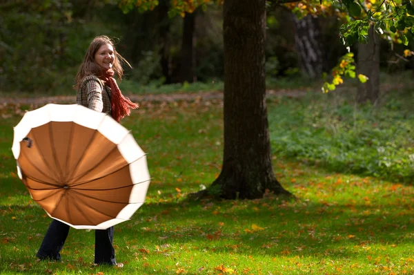 우산을 두른 젊은 여자 — 스톡 사진