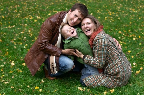 Família Feliz Três Grama Coberta Folhas Caídas — Fotografia de Stock