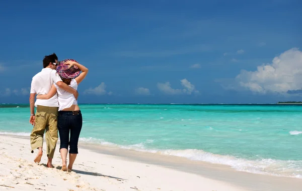해변에 있는 젊은 부부 — 스톡 사진